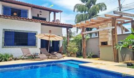 Casa com piscina, e área gourmet com churrasqueira no Itaguá