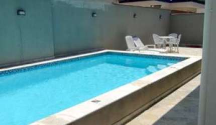 Casa em condomínio fechado com 4 suítes, 2 salas cada uma com 2 ambientes, cozinha americana, piscina, área gourmet, lavanderia,