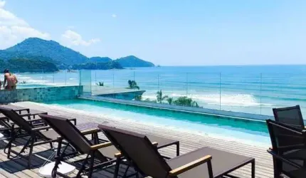 APARTAMENTO COM 02 DORMITÓRIOS SACADA VISTA PARA O MAR