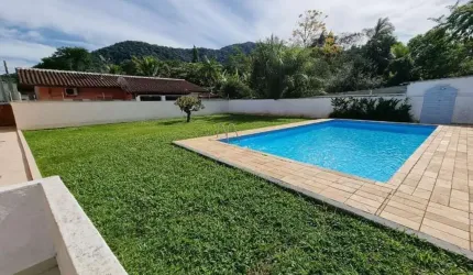 Casa no centro com uma otima localização com 3 quartos com 1 suíte terreno de 700 metros.