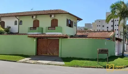Linda casa com piscina - Itaguá