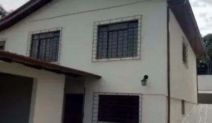 Casa com terreno amplo (605m²) e com uma enorme área externa, localizada no bairro Pilarzinho (bairro tranquilo e seguro).