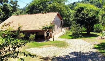 Bela Chácara para VENDA no Caxambu  4.700m²  Terreno  200m² Construído - Pomar, Bosque e Rio , paz e tranquilidade pertinho da cidade !!!