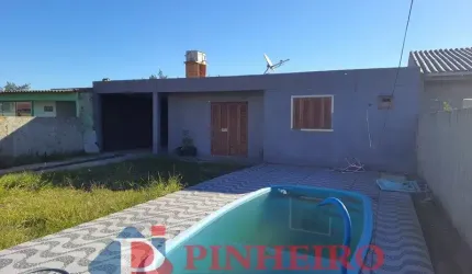 Casa em alvenaria com piscina na av. Mostardeiros