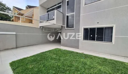 Sobrado, frente para rua com jardim e terraço, terreno com 100m²