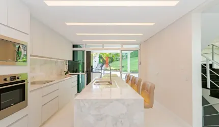 Uma linda e requintada residência em meio a tranquilidade da natureza e com a segurança de um Condomínio fechado.