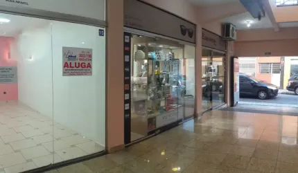 Excelente sala comercial no centro de Taubaté, localizada na galeria Boulevard