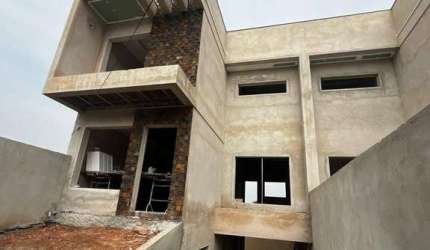 'Sobrados exuberantes e ampla área construída em região privilegiada de Araucária - O lar dos seus