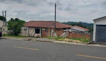 Terreno com duas casas de alvenaria e completa infraestrutura no Costeira - Oportunidade Única