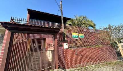 Sobrado amplo e bem localizado no bairro Porto das Laranjeiras em Araucária, PR, excelente para inv