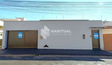 Casa comercial com 4 salas para alugar no Santa Mônica, Uberlândia  por R$ 4.700