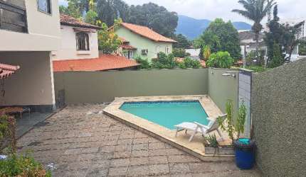 Casa com 4 dormitórios, sendo uma suíte, à venda com 340 m² por R$ 1.249.999 no no Condomínio Nova Barra