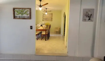 Conforto e Estilo em Casa com Piscina no Condomínio Garden Park
