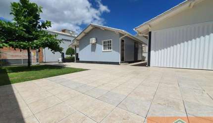 Casa mista de ótimo padrão, com conforto e localização tranquila