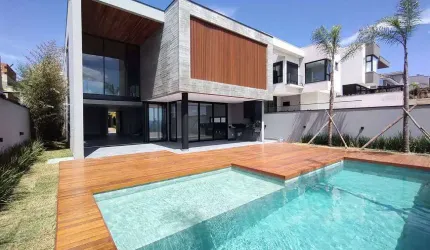 Casa para venda possui 420 metros quadrados com 4 quartos em Alphaville - Santana de Parnaíba - SP