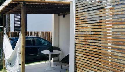 Casa com 2 Suítes e Jardim em Condomínio com Piscina!