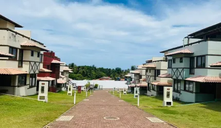 Casa triplex, com  3 quartos em Imbassai