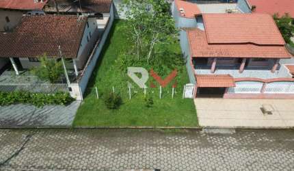 Lote de 300 metros quadrados, localizado á 500 metros da praia, perfeito para construir, em Itanhaém