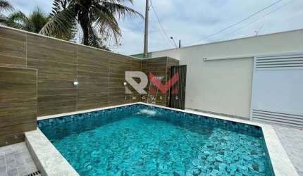 Casa com piscina e 3 dormitórios no bairro Santa Júlia, lado praia em Itanhaém-SP.