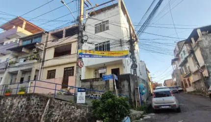 Casa Triplex com cobertura no Engenho Velho de Brotas .