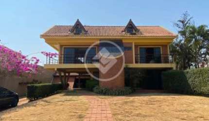 Vende-se Sobrado Mobiliado Alto Padrão na regiao central de Chapada dos Guimarães (MT) - 800 m² de terreno - 7 quartos sendo 2 suítes - 3 andares - Valor: R$ 2.000.000,00 codigo: 104043