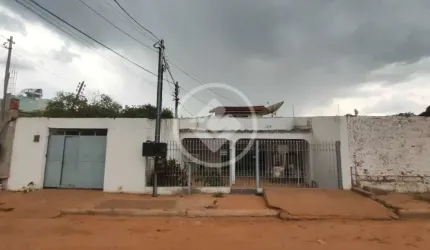 CASA ESPAÇOSA COM POSSIBILIDADE PARA FINALIDADE COMERCIAL codigo: 92409