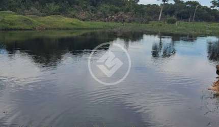 Sítio em Poconé  31.5hA  Escriturada.  Duas casas alvenaria. Formada pastagem  Mata de reserva  4 lagos/ de água consumo gado ou criacao de peixe. Acesso estrada cascalhada  22km da Cidade de Poconé c
