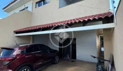 Lindo Sobrado em Várzea Grande - MT com 179m2 de área construída. Sala de estar, sala de jantar, cozinha com planejados, 03 quartos sendo 01 suíte com sacada, lavabo, banheiro social, espaço gourmet e