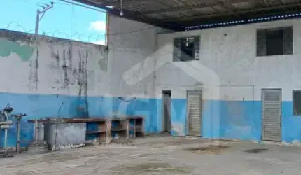 O GALPÃO POSSUI SALAS, COZINHA E BANHEIRO.