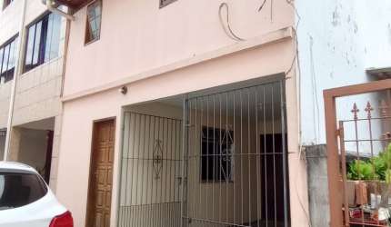 Vendo Casa Duplex  de vila com 3 qtos e garagem na Imbetiba/Macaé-RJ.