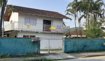 Casa com Amplo Terreno e 02 Quartos