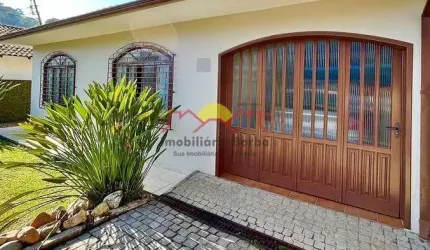 Linda Casa Semi Mobiliada com 02 Vagas de Garagem