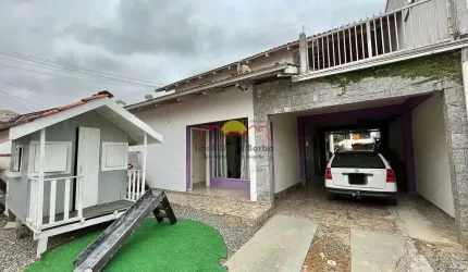 Casa Averbada com 05 Quartos e Vaga de Garagem