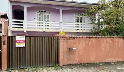 Casa Semi Mobiliada com 04 Quartos e 02 Sacadas