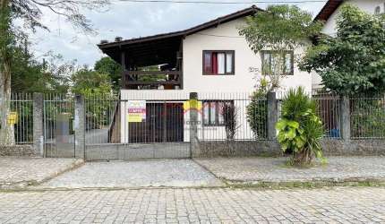 Casa em Amplo Terreno com 654m² no Floresta