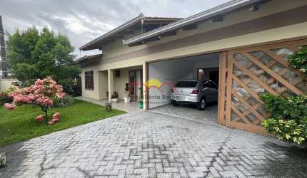 Excelente Casa Semi Mobiliada com 04 Quartos