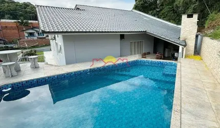 Casa Semi Mobiliada com Piscina no Glória