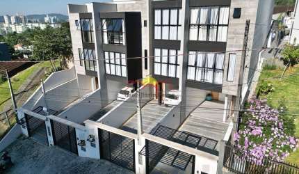 Triplex Semi Mobiliado com Suíte e Piscina