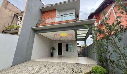 Casa Averbada com 03 Vagas de Garagem