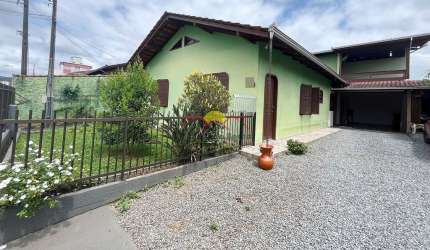 Casa Semi Mobiliada com Área de Festa