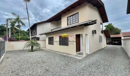 Amplo Sobrado Averbado com 03 Quartos