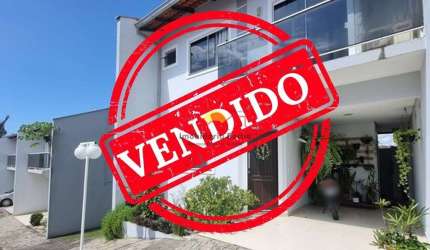Sobrado Geminado com 02 Suítes e Sacada