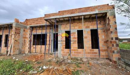 Casa Geminada com 03 Dormitórios sendo 01 suíte