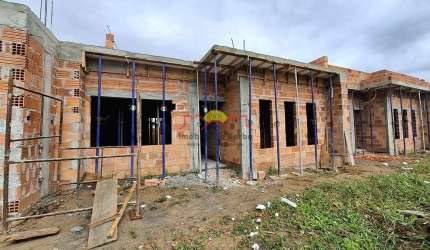 Casa Geminada de Esquina com 03 Dormitórios