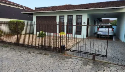 Casa com Amplo Terreno e 02 Suítes