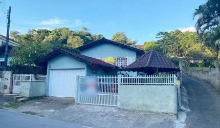Casa Semi Mobiliada com 02 Dormitórios