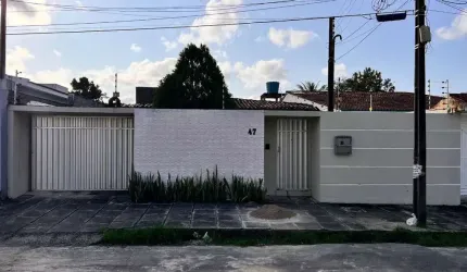 Casa com 4 dormitórios sendo 2 suítes + DCE e Piscina no Jardim Petrópolis - 255m²