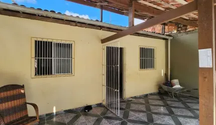 Casa com 2 dormitórios localizada no Tabuleiro do Pinto - 232m²