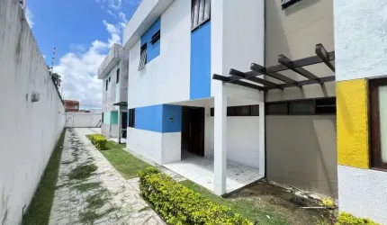 Casa Duplex disponível para locação em Condomínio Fechado no Antares - 150m²