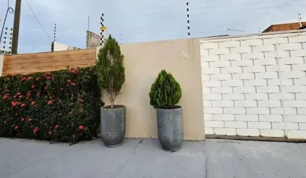 Casa com 2 dormitórios sendo 1 suíte em Condomínio Fechado em Marechal Deodoro - 115m²